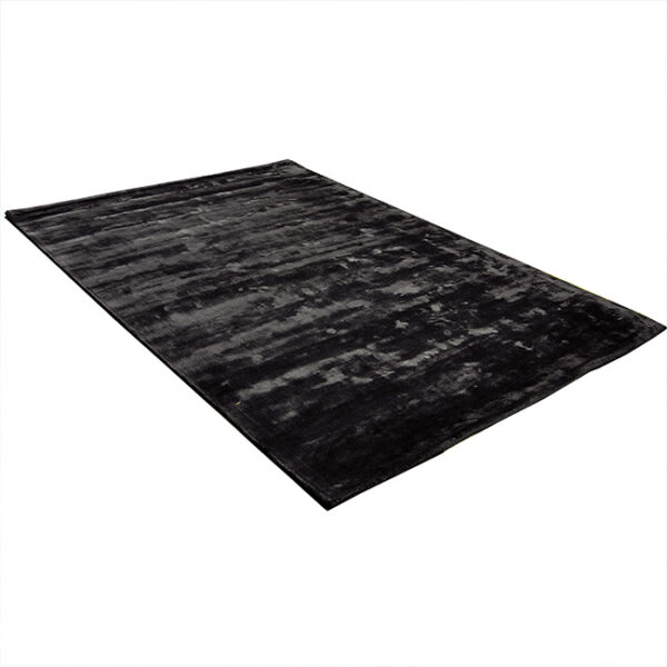Diagonaal aanzicht van vloerkleed FLAVIA, in de kleur antraciet gemaakt van viscose.