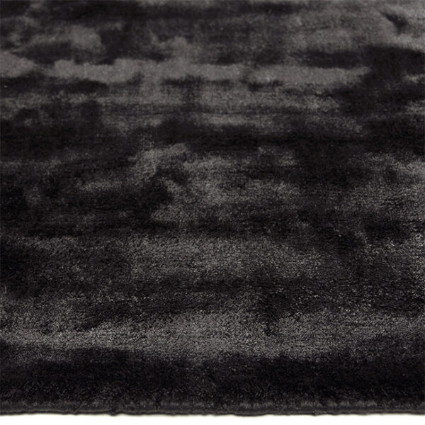 Zijkant detail aanzicht van vloerkleed FLAVIA, in de kleur antraciet gemaakt van viscose.