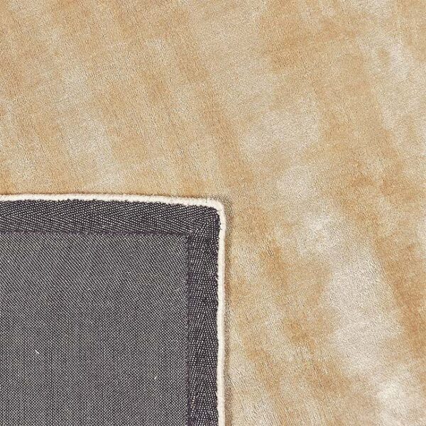 Achterkant hoek aanzicht van vloerkleed FLAVIA, in de kleur beige gemaakt van viscose.