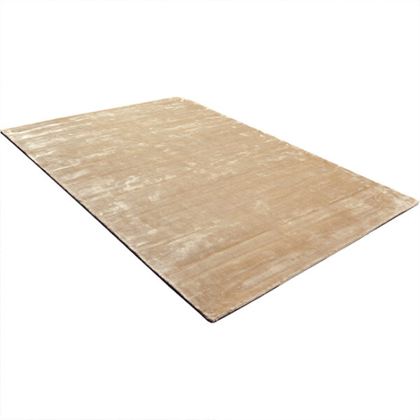 Diagonaal aanzicht van vloerkleed FLAVIA, in de kleur beige gemaakt van viscose.