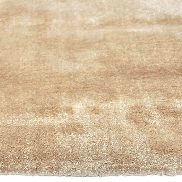 Zijkant detail aanzicht van vloerkleed FLAVIA, in de kleur beige gemaakt van viscose.