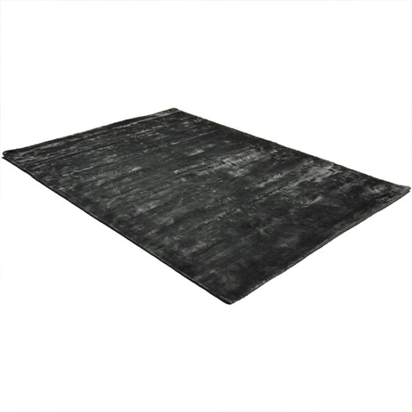 Diagonaal aanzicht van vloerkleed FLAVIA, in de kleur bruin donkergroen gemaakt van viscose.