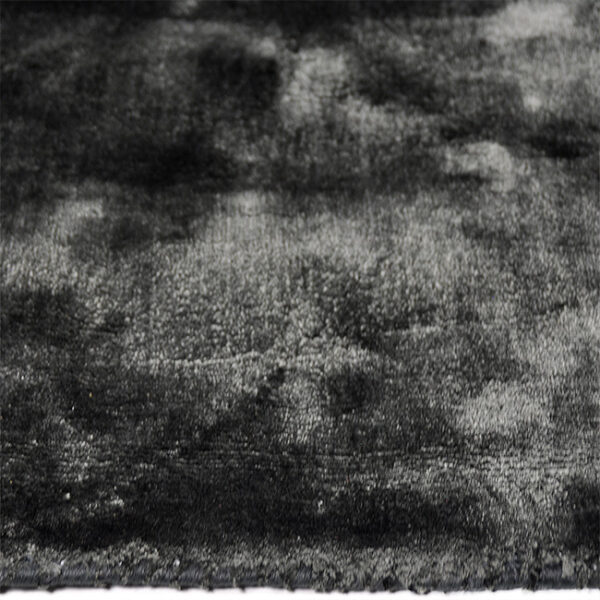 Zijkant detail aanzicht van vloerkleed FLAVIA, in de kleur bruin donkergroen gemaakt van viscose.