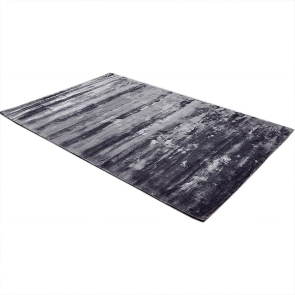 Diagonaal aanzicht van vloerkleed FLAVIA, in de kleur grijs blauw gemaakt van viscose.