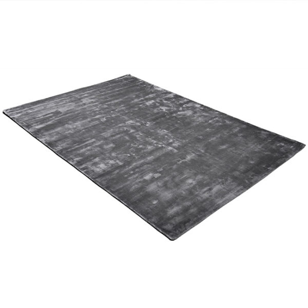 Diagonaal aanzicht van vloerkleed FLAVIA, in de kleur grijs gemaakt van viscose.