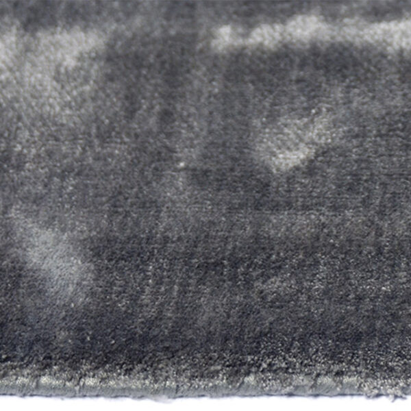 Zijkant detail aanzicht van vloerkleed FLAVIA, in de kleur grijs gemaakt van viscose.