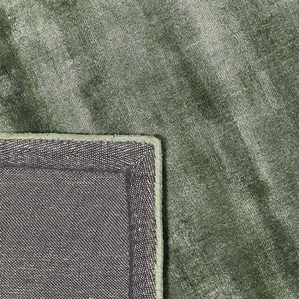 Achterkant hoek aanzicht van vloerkleed FLAVIA, in de kleur groen gemaakt van viscose.