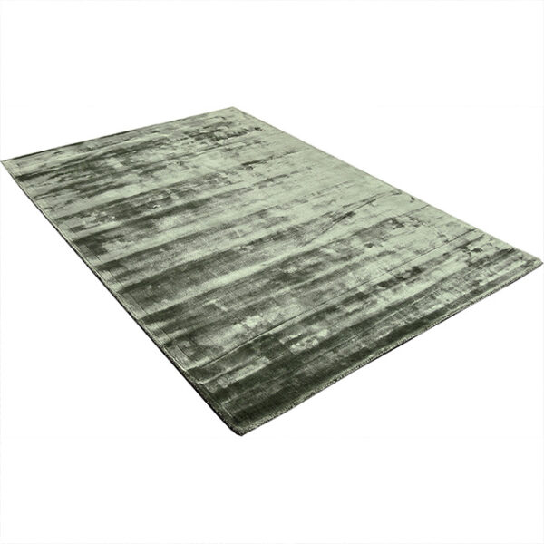 Diagonaal aanzicht van vloerkleed FLAVIA, in de kleur groen gemaakt van viscose.