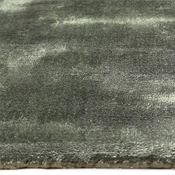 Zijkant detail aanzicht van vloerkleed FLAVIA, in de kleur groen gemaakt van viscose.