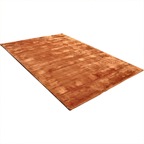Diagonaal aanzicht van vloerkleed FLAVIA, in de kleur koper gemaakt van viscose.