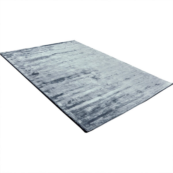 Diagonaal aanzicht van vloerkleed FLAVIA, in de kleur lichtblauw gemaakt van viscose.
