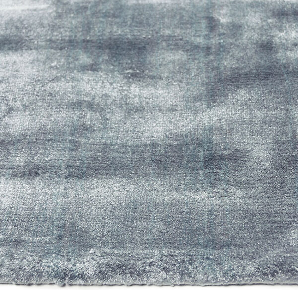 Zijkant detail aanzicht van vloerkleed FLAVIA, in de kleur lichtblauw gemaakt van viscose.
