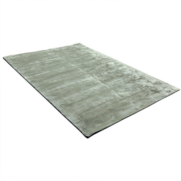 Diagonaal aanzicht van vloerkleed FLAVIA, in de kleur lichtgroen gemaakt van viscose.