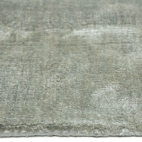 Zijkant detail aanzicht van vloerkleed FLAVIA, in de kleur lichtgroen gemaakt van viscose.