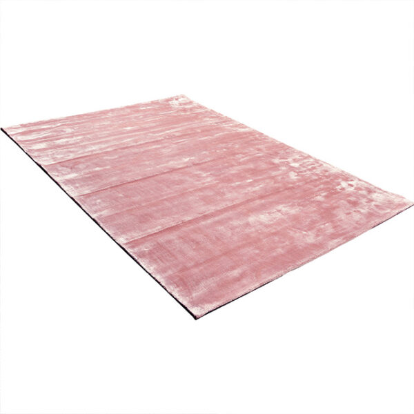 Diagonaal aanzicht van vloerkleed FLAVIA, in de kleur lichtrose gemaakt van viscose.