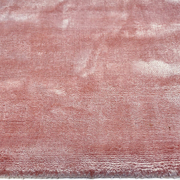 Zijkant detail aanzicht van vloerkleed FLAVIA, in de kleur lichtrose gemaakt van viscose.