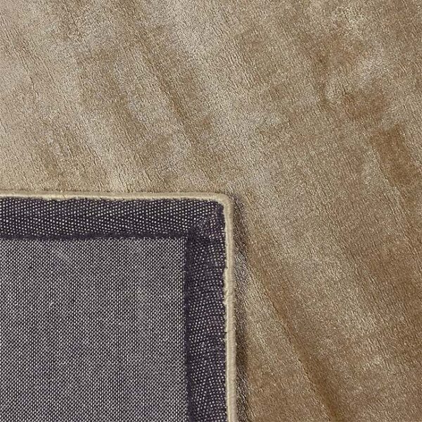 Achterkant hoek aanzicht van vloerkleed FLAVIA, in de kleur mokka gemaakt van viscose.