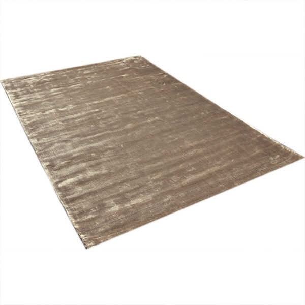 Diagonaal aanzicht van vloerkleed FLAVIA, in de kleur mokka gemaakt van viscose.