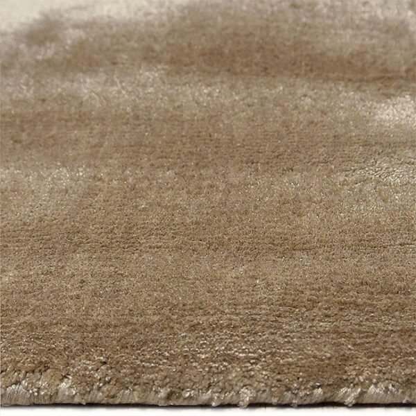 Zijkant detail aanzicht van vloerkleed FLAVIA, in de kleur mokka gemaakt van viscose.