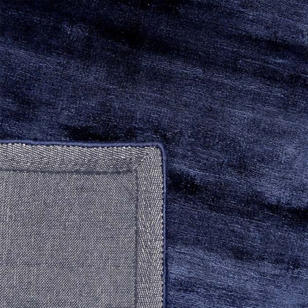 Achterkant hoek aanzicht van vloerkleed FLAVIA, in de kleur blauw navy gemaakt van viscose.