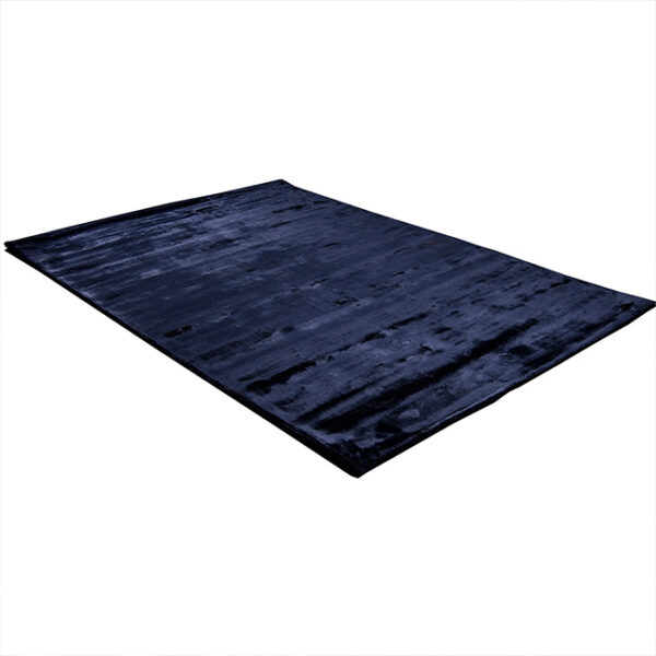 Diagonaal aanzicht van vloerkleed FLAVIA, in de kleur blauw navy gemaakt van viscose.