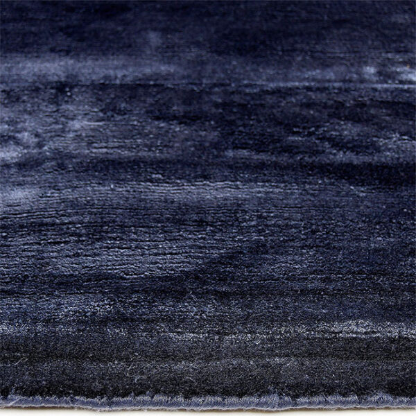 Zijkant detail aanzicht van vloerkleed FLAVIA, in de kleur blauw navy gemaakt van viscose.