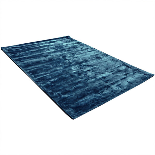 Diagonaal aanzicht van vloerkleed FLAVIA, in de kleur petrol gemaakt van viscose.