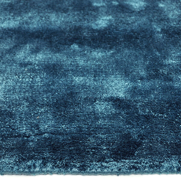 Zijkant detail aanzicht van vloerkleed FLAVIA, in de kleur petrol gemaakt van viscose.