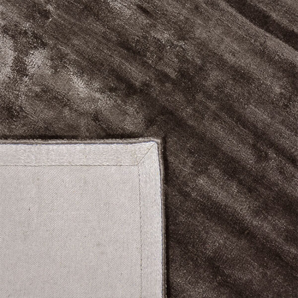 Achterkant hoek aanzicht van vloerkleed FLAVIA, in de kleur taupe gemaakt van viscose.