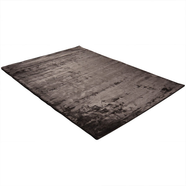 Diagonaal aanzicht van vloerkleed FLAVIA, in de kleur taupe gemaakt van viscose.