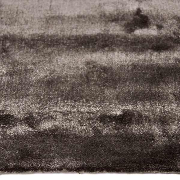 Zijkant detail aanzicht van vloerkleed FLAVIA, in de kleur taupe gemaakt van viscose.