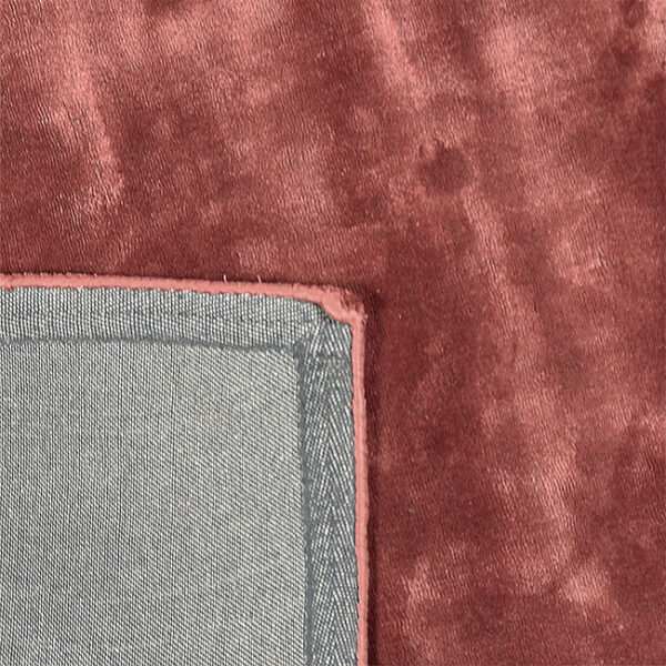 Achterkant hoek aanzicht van vloerkleed FLAVIA, in de kleur terracotta gemaakt van viscose.