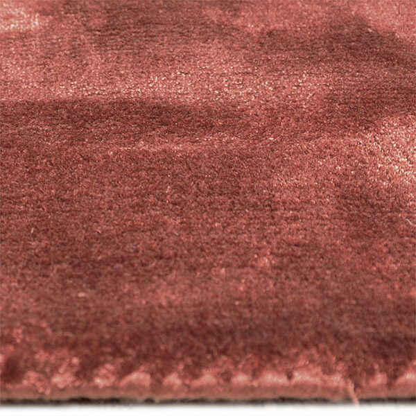 Zijkant detail aanzicht van vloerkleed FLAVIA, in de kleur terracotta gemaakt van viscose.