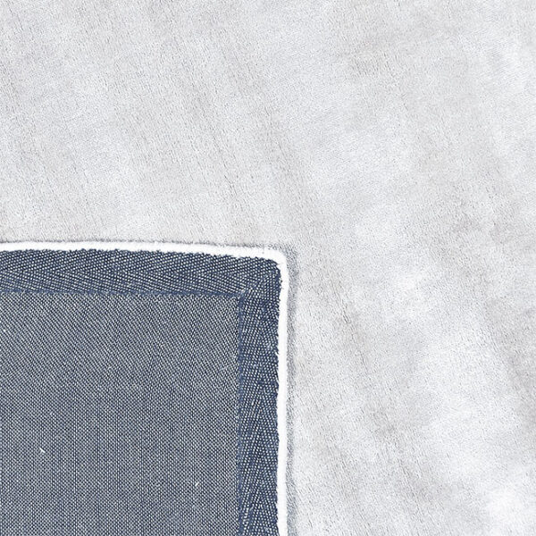 Achterkant hoek aanzicht van vloerkleed FLAVIA, in de kleur wit gemaakt van viscose.