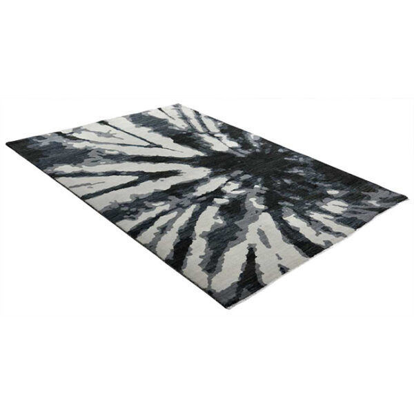 Diagonaal aanzicht van vloerkleed FLOWER, in de kleur zwart blauw gemaakt van wol.