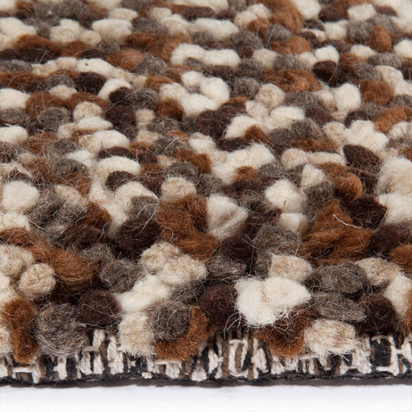 Achterkant hoek aanzicht van vloerkleed HELSINKI, in de kleur bruin mix gemaakt van wol.