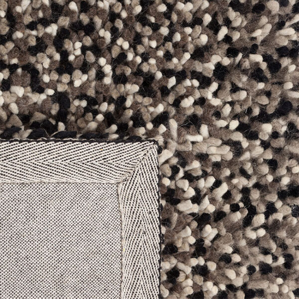 Achterkant hoek aanzicht van vloerkleed HELSINKI, in de kleur wit zwart gemaakt van wol.