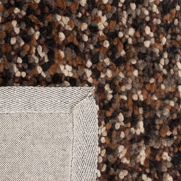 Achterkant hoek aanzicht van vloerkleed HELSINKI, in de kleur zwart grijs gemaakt van wol.