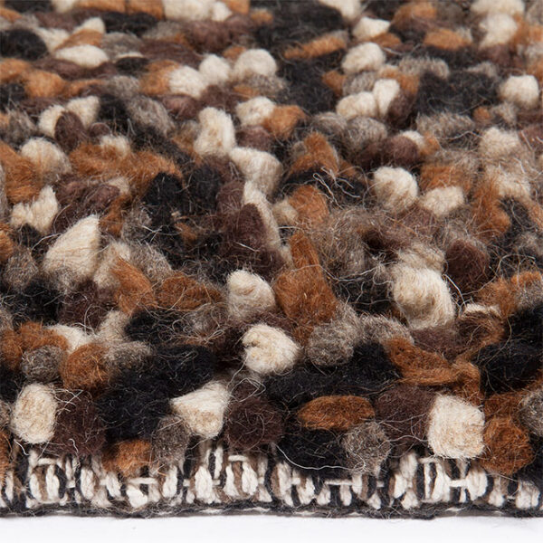 Zijkant detail aanzicht van vloerkleed HELSINKI, in de kleur zwart grijs gemaakt van wol.