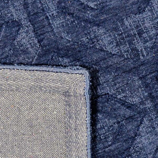 Achterkant hoek aanzicht van vloerkleed HERAKLION, in de kleur blauw gemaakt van polyester.