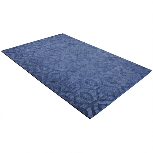 Diagonaal aanzicht van vloerkleed HERAKLION, in de kleur blauw gemaakt van polyester.