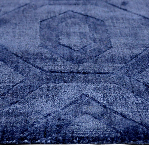 Zijkant detail aanzicht van vloerkleed HERAKLION, in de kleur blauw gemaakt van polyester.