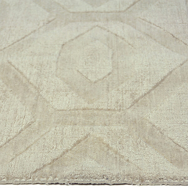 Zijkant detail aanzicht van vloerkleed HERAKLION, in de kleur ivoor gemaakt van polyester.