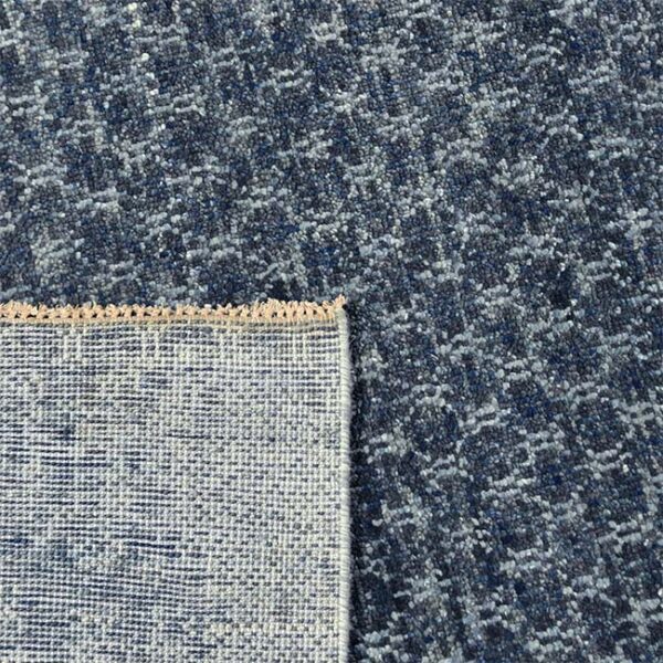 Achterkant hoek aanzicht van vloerkleed KARAKUM, in de kleur blauw gemaakt van wol.