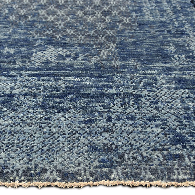 Zijkant detail aanzicht van vloerkleed KARAKUM, in de kleur blauw gemaakt van wol.
