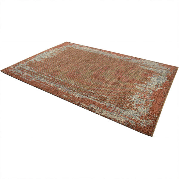 Diagonaal aanzicht van vloerkleed KARAKUM, in de kleur roest gemaakt van wol.