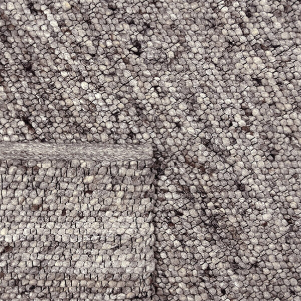 Achterkant hoek aanzicht van vloerkleed KELO, in de kleur bruin grijs gemaakt van wol.