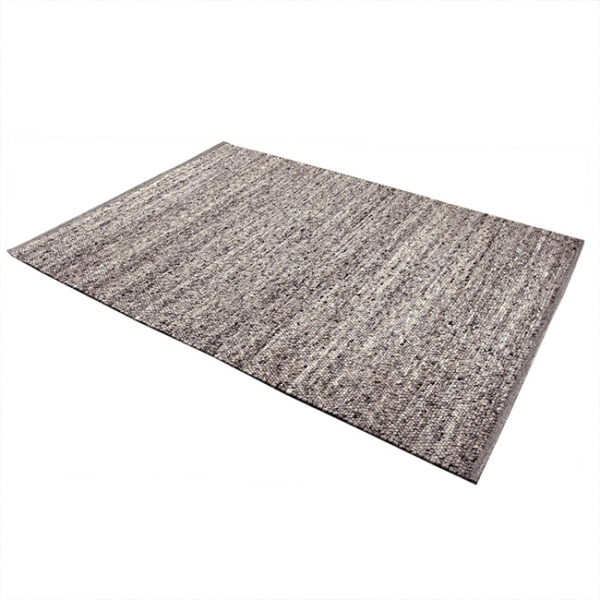 Diagonaal aanzicht van vloerkleed KELO, in de kleur bruin grijs gemaakt van wol.