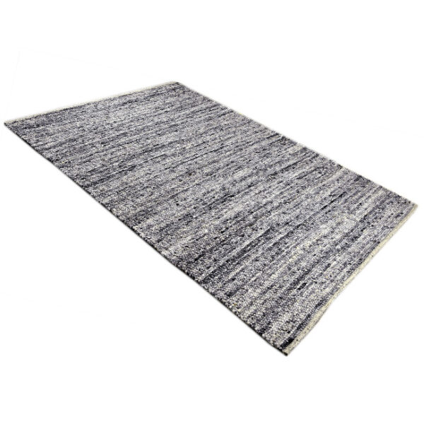 Diagonaal aanzicht van vloerkleed KELO, in de kleur licht grijs gemaakt van wol.