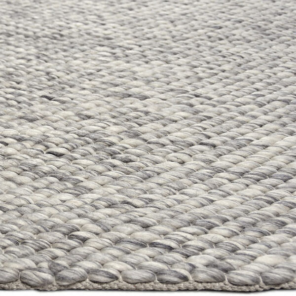 Zijkant detail aanzicht van vloerkleed LANA, in de kleur wit grijs gemaakt van wol.